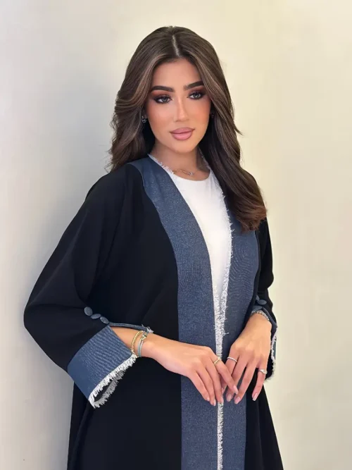 عباية طويلة باللون الأسود والأزرق مع شراشيب