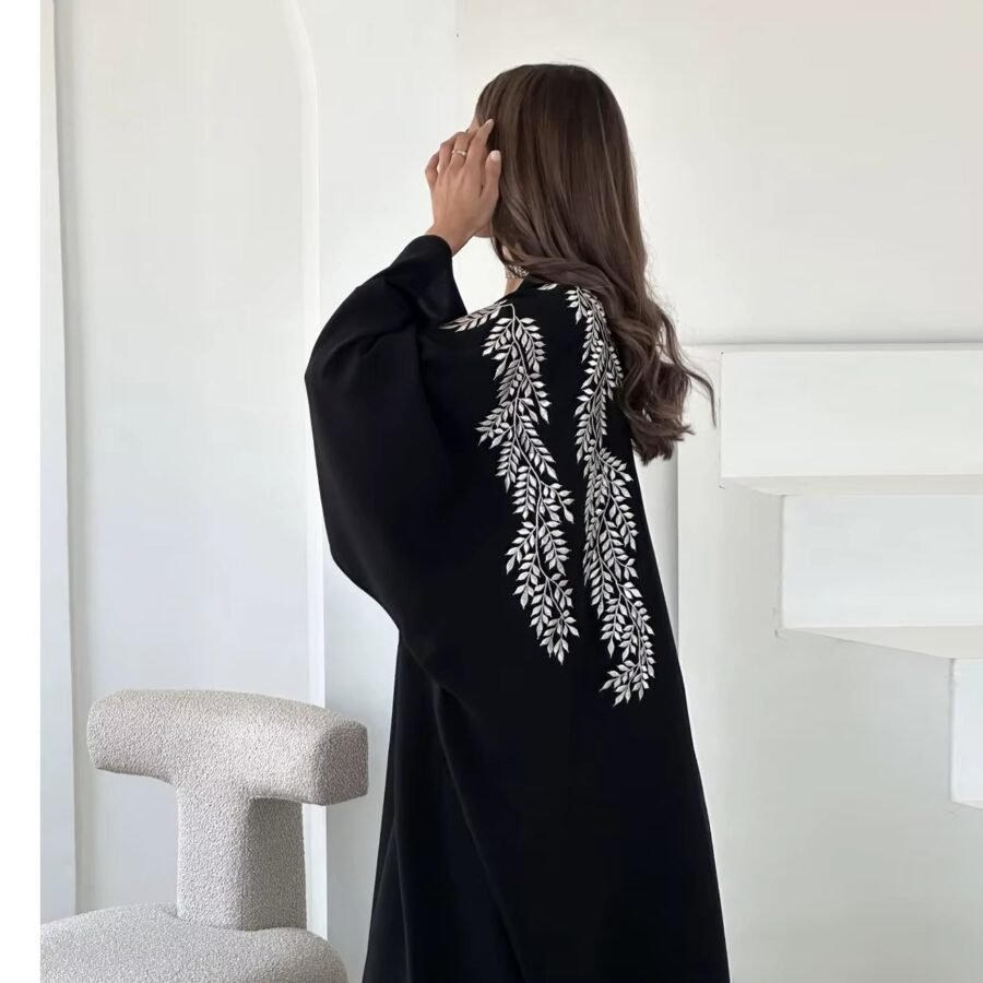 ⁦عبايه أنيقة باللون الأسود مع تطريز أبيض عند الكتفين والأكمام⁩ - الصورة ⁦5⁩