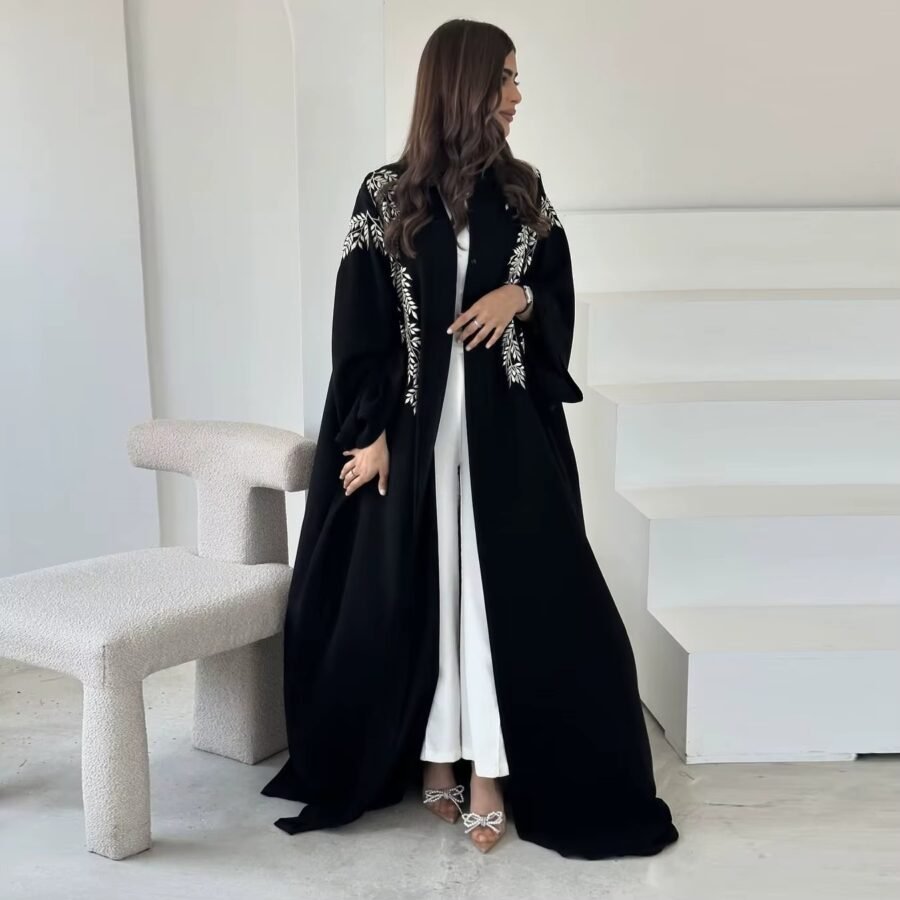 ⁦عبايه أنيقة باللون الأسود مع تطريز أبيض عند الكتفين والأكمام⁩ - الصورة ⁦3⁩