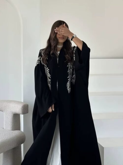 عبايه أنيقة باللون الأسود مع تطريز أبيض عند الكتفين والأكمام