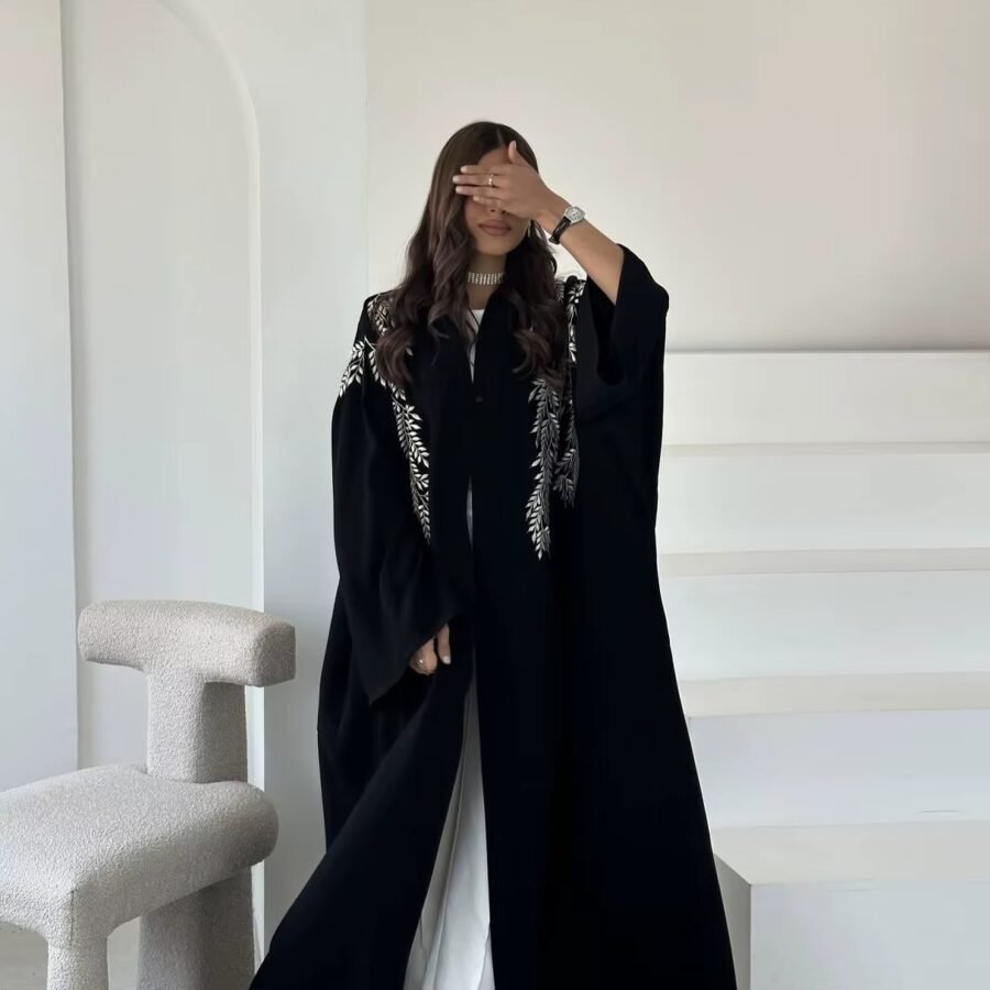 عبايه أنيقة باللون الأسود مع تطريز أبيض عند الكتفين والأكمام