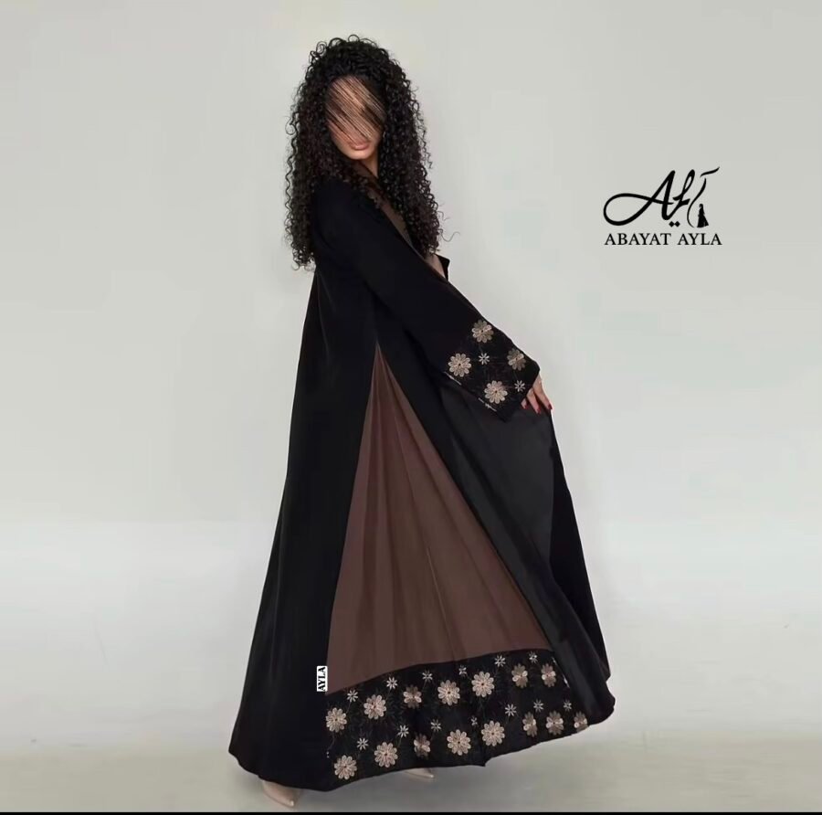 ⁦عباية سوداء بتطريز ورد⁩ - الصورة ⁦3⁩