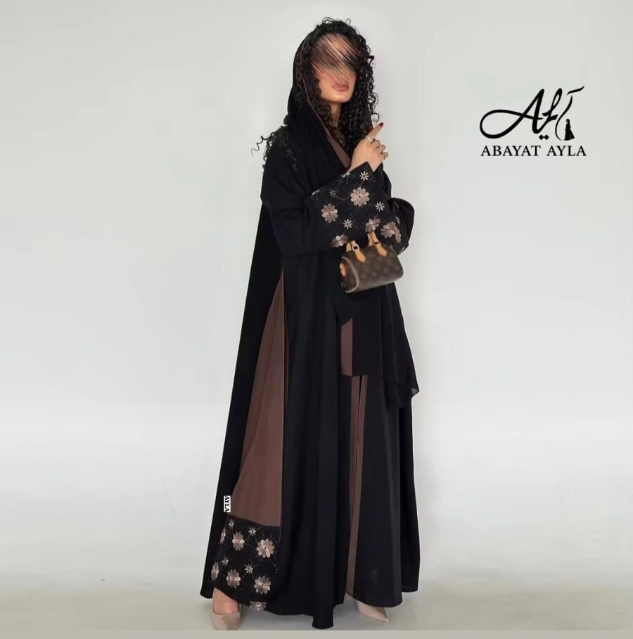 ⁦عباية سوداء بتطريز ورد⁩ - الصورة ⁦2⁩
