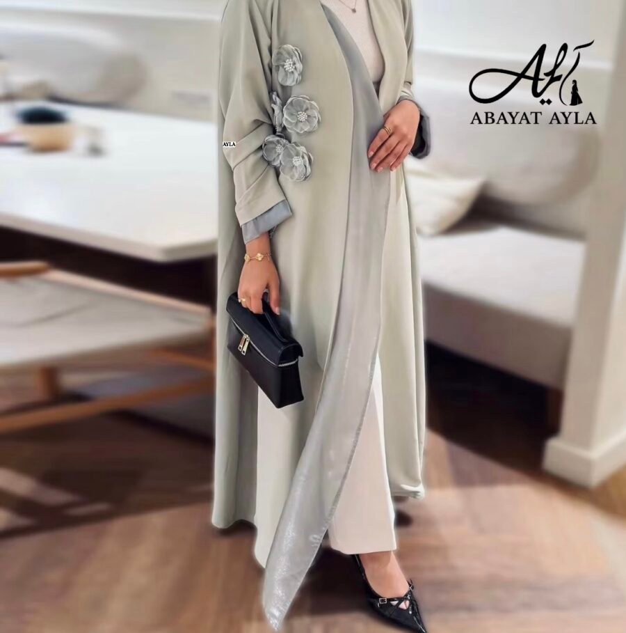 ⁦عباية أنيقة بورود بارزة⁩ - الصورة ⁦2⁩