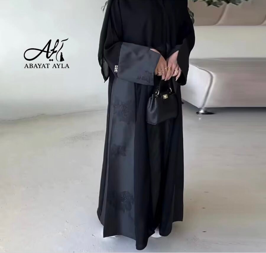 ⁦عباية سوداء بقماش ستان⁩ - الصورة ⁦2⁩