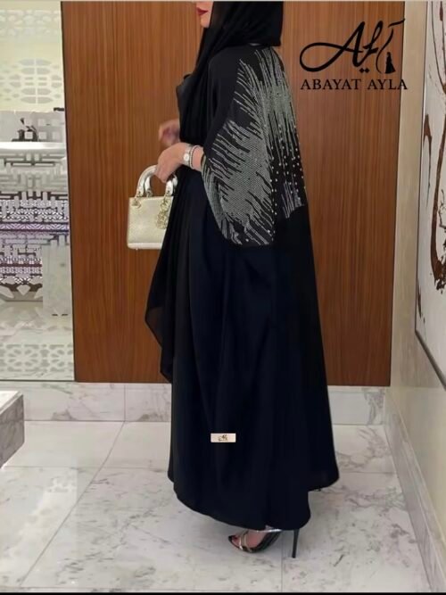 سوداء أنيقة بتطريز