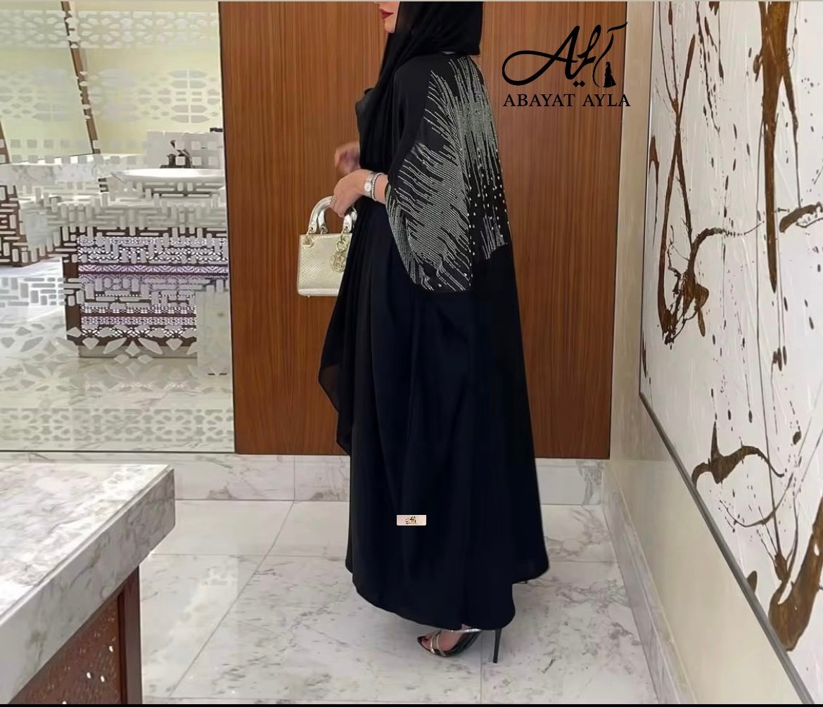 سوداء أنيقة بتطريز