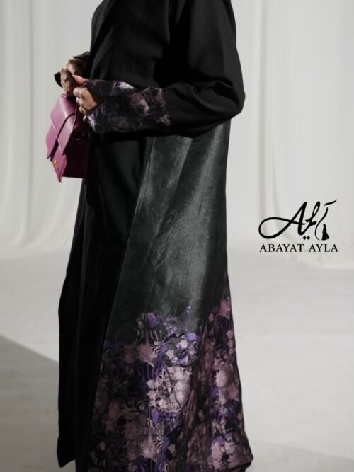 عباية أنيقة باللون الأسود بتفاصيل زهرية بنفسجية