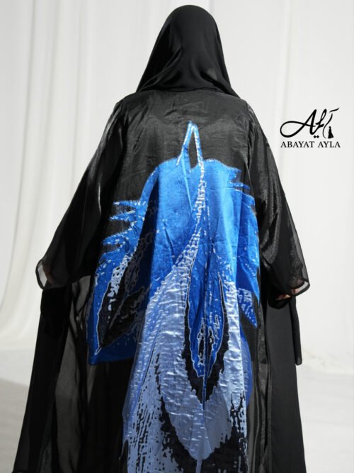 عباية سوداء فاخرة بنقشة كبيرة باللون الأزرق