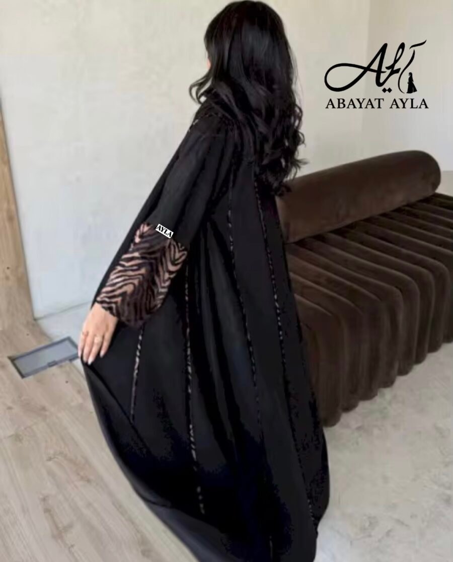 ⁦عباية سوداء بتفاصيل مخفية في الخياطة⁩ - الصورة ⁦2⁩