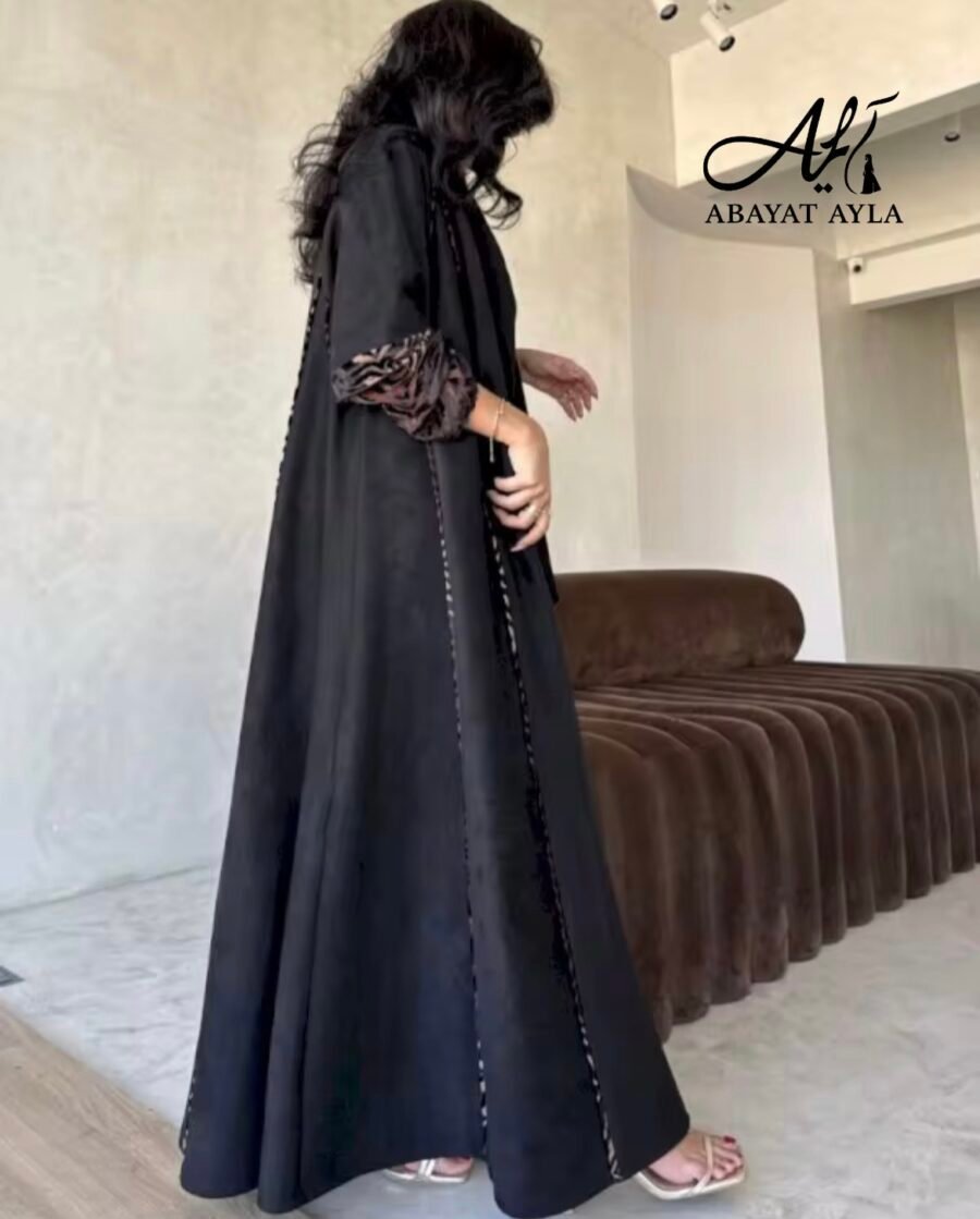 ⁦عباية سوداء بتفاصيل مخفية في الخياطة⁩ - الصورة ⁦3⁩