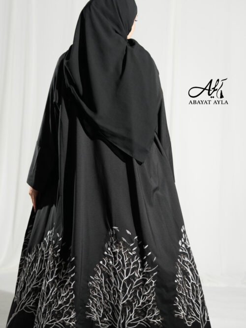 عباية سوداء أنيقة مزينة بتطريز