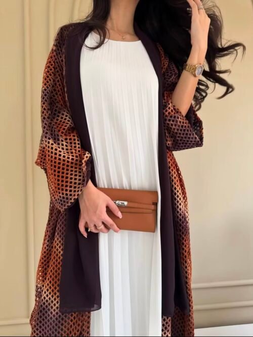 عباية بتصميم شبكي متدرج الألوان