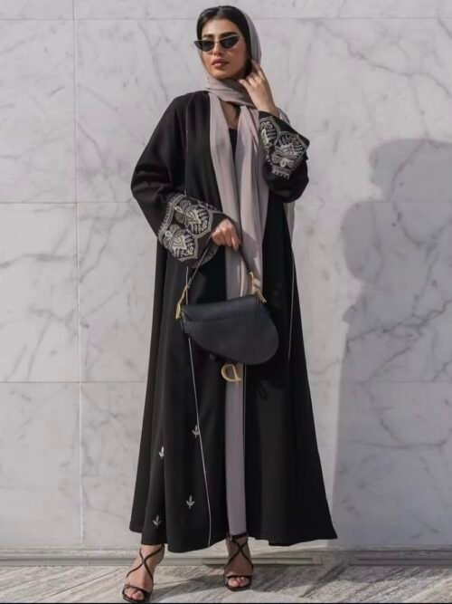 عباية أنيقة بلون أسود بتطريز فخم