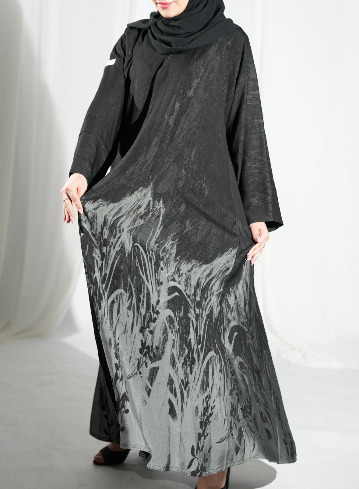 عباية أنيقة باللون الأسود والرمادي - الصورة 3