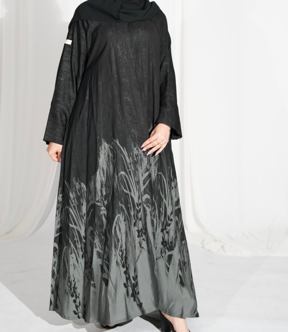 عباية أنيقة باللون الأسود والرمادي