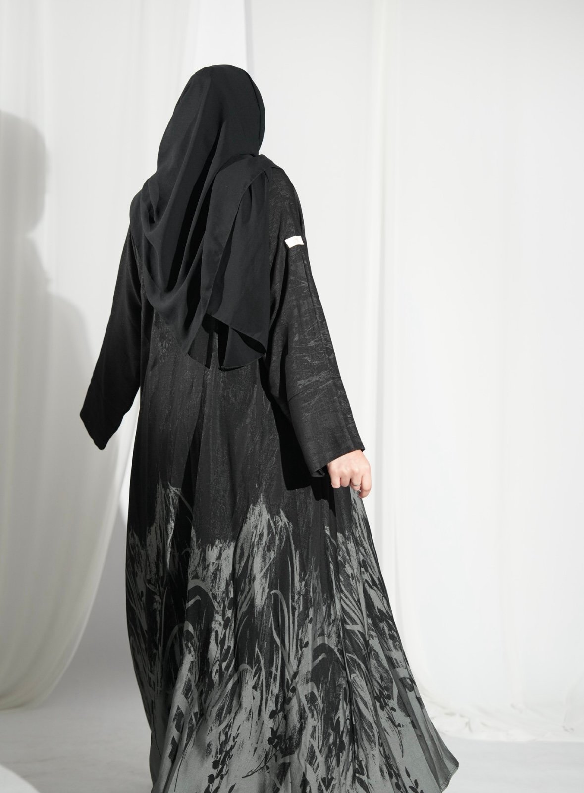 عباية أنيقة باللون الأسود والرمادي - الصورة 4