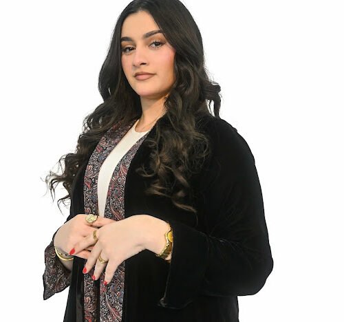 عباية سوداء ببطانة منقوشة