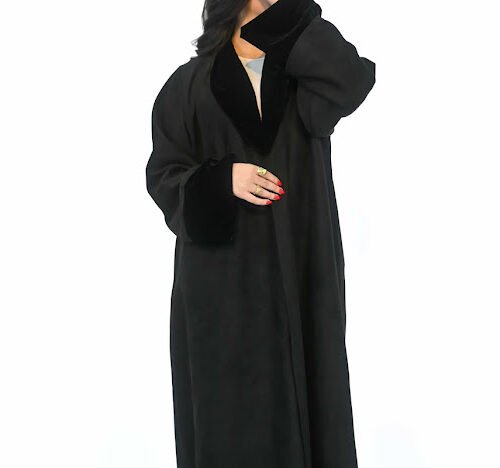 عباية سوداء بفرو ناعم