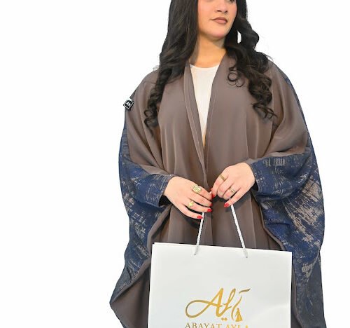 عباية بلون بني فاتح وأكمام بخلفية كحلي