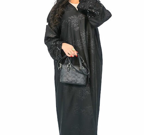 عباية سوداء بنقش خفيف ولمعات بسيطة على الأكمام